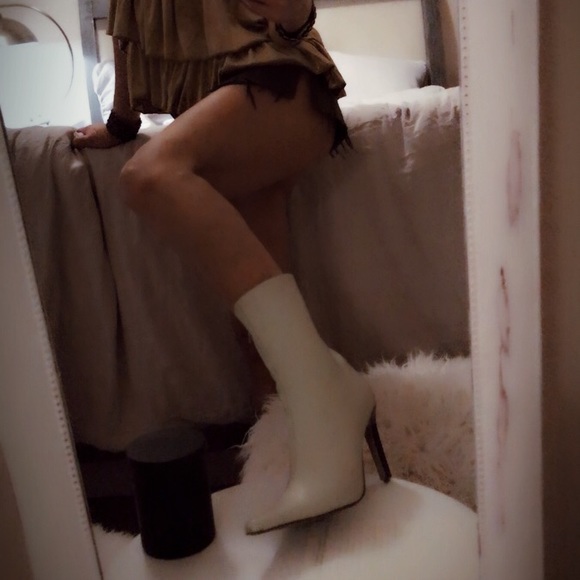 Steve Madden point toe ankle bootie - Picture 2 of 2